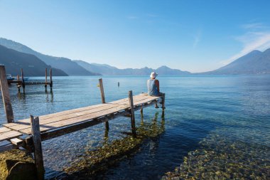 Guatemala, Orta Amerika 'daki güzel Atitlan Gölü' nde bir turist.