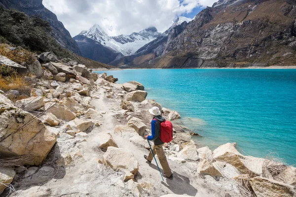 Cordillera dağlarında yürüyüşçü, Peru, Güney Amerika