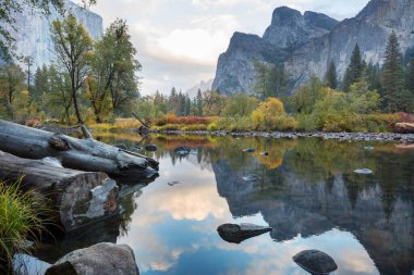 Yosemite Ulusal Parkı, Kaliforniya, ABD 'de güzel bir sonbahar sezonu