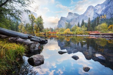 Yosemite Ulusal Parkı, Kaliforniya, ABD 'de güzel bir sonbahar sezonu