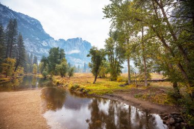 Yosemite Ulusal Parkı, Kaliforniya, ABD 'de güzel bir sonbahar sezonu