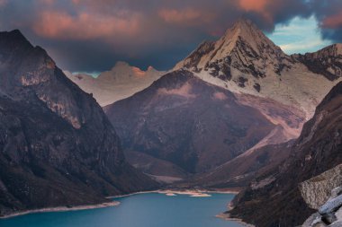Cordillera Blanca, Peru, Güney Amerika 'daki güzel dağ manzaraları