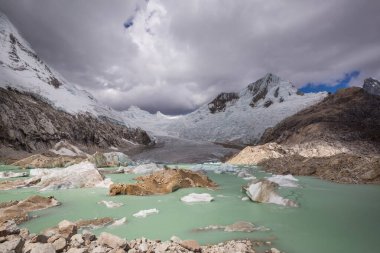 Cordillera Blanca dağlarındaki gölde buzdağları, Peru, Güney Amerika