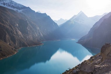 Cordillera Blanca, Peru, Güney Amerika 'daki Paron Gölü.