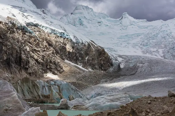 南美洲科迪勒拉布兰卡高山湖中的冰山 — 图库照片