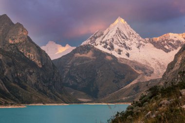 Cordillera Blanca, Peru, Güney Amerika 'daki Paron Gölü.