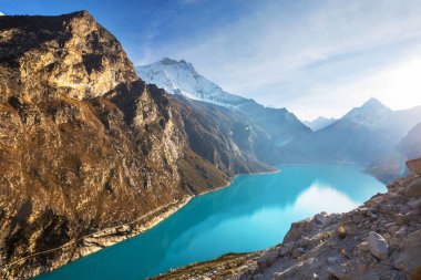 Cordillera Blanca, Peru, Güney Amerika 'daki Paron Gölü.