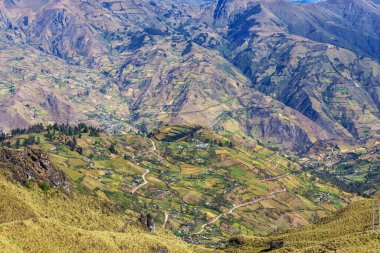 Güney Amerika, Ekvador 'daki dağlarda güzel yeşil kırsal manzaralar