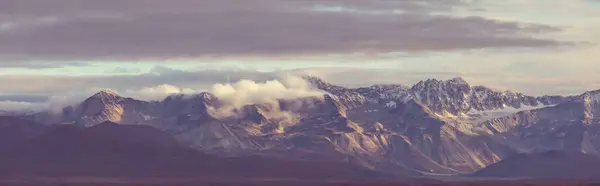 夏天的阿拉斯加风景如画的山脉 覆盖着大块的雪 冰川和岩石的山峰 美丽的自然背景 — 图库照片