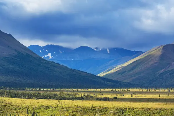 Beautiful High Mountains Alaska United States Amazing Natural Background — Zdjęcie stockowe
