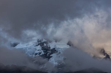 Dağlarda güzel bir sabah manzarası. Gün doğumunda sis.