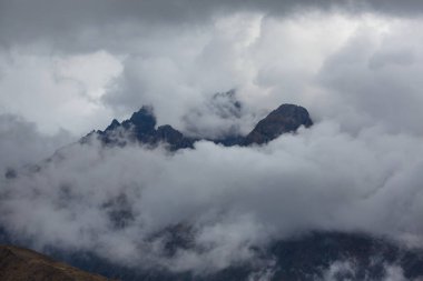 Dağlarda güzel bir sabah manzarası. Gün doğumunda sis.
