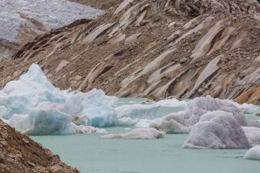 Cordillera Blanca dağlarındaki gölde buzdağları, Peru, Güney Amerika