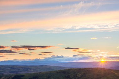 Yazın Alaska 'nın Picturesque Dağları. Kar, kütleleri, buzulları ve kayalık tepeleri kapladı. Güzel doğal arkaplan.
