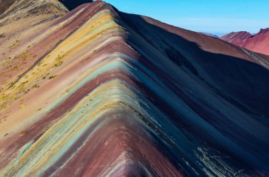 Vinicunca, Cusco Bölgesi, Peru 'da yürüyüş sahnesi. Montana de Siete Renkleri, Gökkuşağı Dağı.