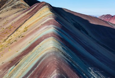 Vinicunca, Cusco Bölgesi, Peru 'da yürüyüş sahnesi. Montana de Siete Renkleri, Gökkuşağı Dağı.
