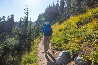 Sonbahar dağlarında yürüyüş. Sonbahar mevsimi teması.