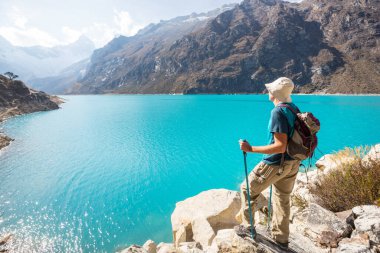 Cordillera dağlarında yürüyüşçü, Peru, Güney Amerika