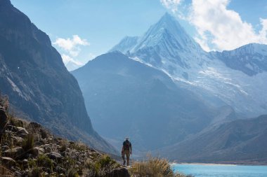 Cordillera dağlarında yürüyüşçü, Peru, Güney Amerika