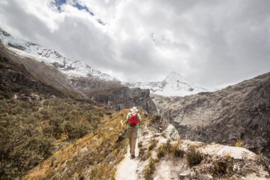 Cordillera dağlarında yürüyüşçü, Peru, Güney Amerika