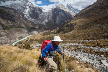 Cordillera dağlarında yürüyüşçü, Peru, Güney Amerika