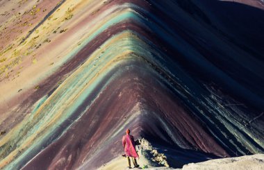 Vinicunca, Cusco Bölgesi, Peru 'da yürüyüş sahnesi. Montana de Siete Renkleri, Gökkuşağı Dağı.