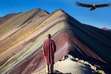 Vinicunca, Cusco Bölgesi, Peru 'da yürüyüş sahnesi. Montana de Siete Renkleri, Gökkuşağı Dağı.