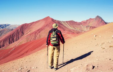 Vinicunca, Cusco Bölgesi, Peru 'da yürüyüş sahnesi. Montana de Siete Renkleri, Gökkuşağı Dağı.