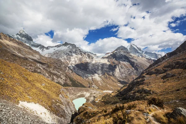 Cordillera Blanca, Peru, Güney Amerika 'daki güzel dağ manzaraları