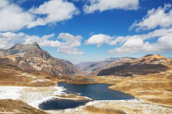 Cordillera Blanca 'da güzel dağlar, Peru, Güney Amerika