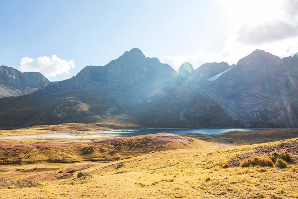 Cordillera Blanca 'da güzel dağlar, Peru, Güney Amerika