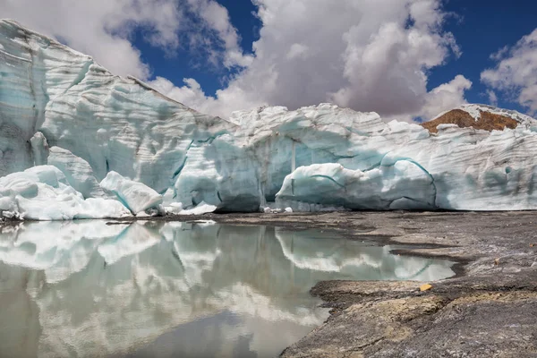 Παγόβουνα Στη Λίμνη Υψηλά Βουνά Cordillera Blanca Περού Νότια Αμερική — Φωτογραφία Αρχείου