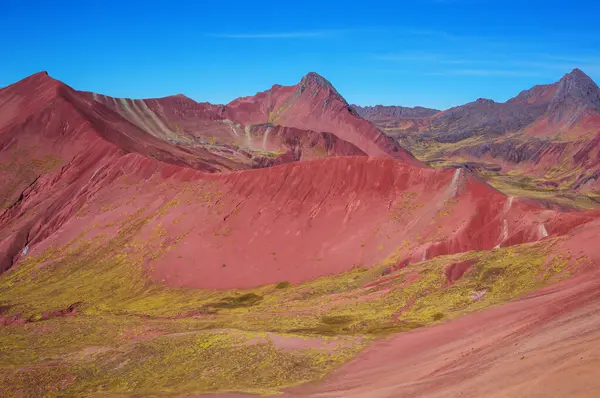 Vinicunca, Cusco Bölgesi, Peru 'da yürüyüş sahnesi. Montana de Siete Renkleri, Gökkuşağı Dağı.