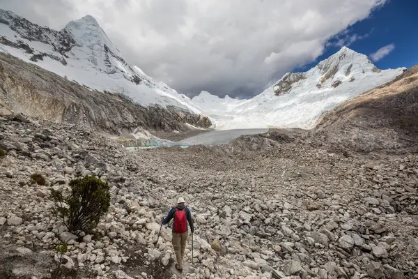 Cordillera dağlarında yürüyüşçü, Peru, Güney Amerika