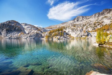 Washington, ABD 'deki güzel Alp gölleri vahşi doğa alanı