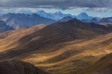 Peru 'daki And Dağları' ndaki (veya Güney Cordilleras 'taki) güzel dağlar