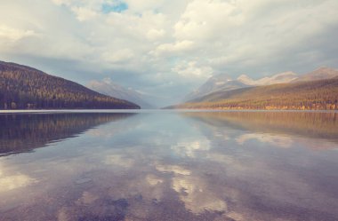 Güzel Bowman göl yansıması muhteşem dağların buzul Milli Parkı, Montana, ABD ile.