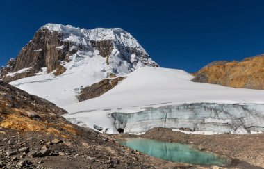 Cordillera Blanca 'da güzel dağlar, Peru, Güney Amerika