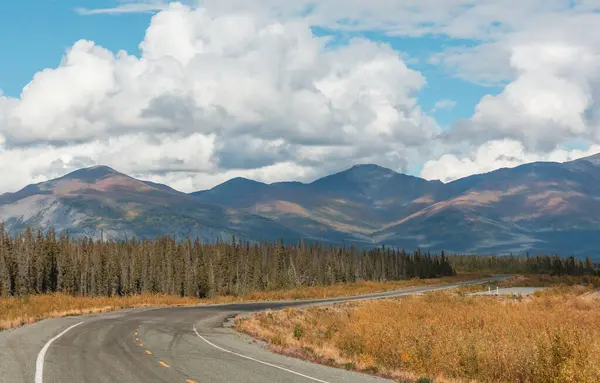 Kanada dağlarında güzel bir sonbahar mevsimi. Sonbahar arkaplanı.