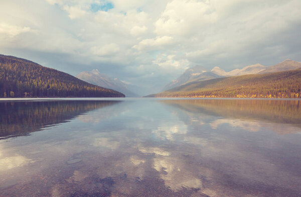 Beau Lac Bowman Avec Reflet Des Montagnes Spectaculaires Dans Parc — Photo