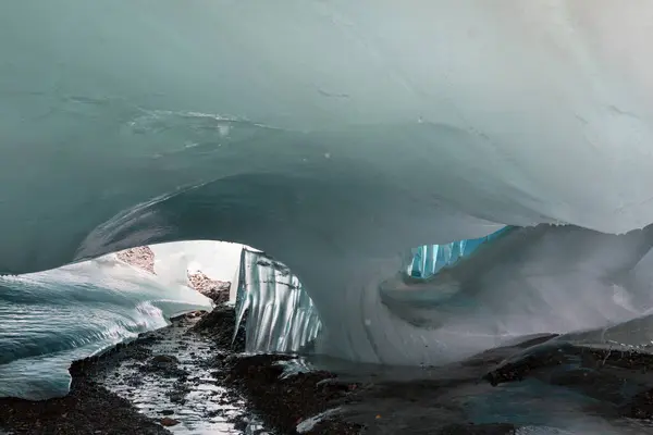 加拿大高山上的冰洞 — 图库照片