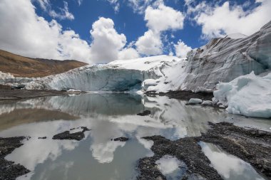 Cordillera Blanca dağlarındaki gölde buzdağları, Peru, Güney Amerika