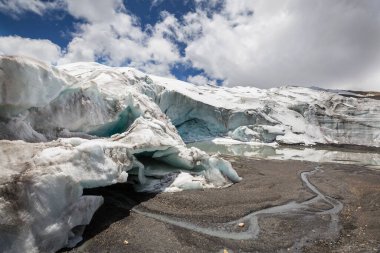 Cordillera Blanca dağlarındaki gölde buzdağları, Peru, Güney Amerika