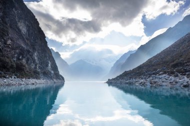 Cordillera Blanca, Peru, Güney Amerika 'daki Paron Gölü.
