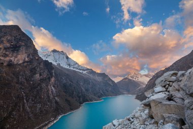 Cordillera Blanca, Peru, Güney Amerika 'daki Paron Gölü.