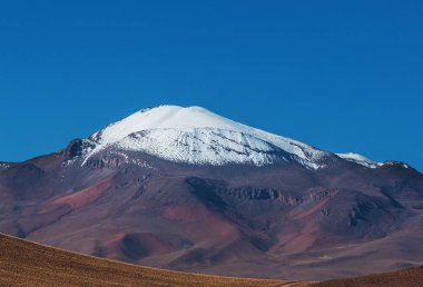 Bolivya altiplanosundaki alışılmadık dağlar Güney Amerika 'yı geziyor.