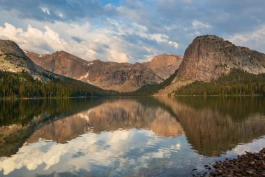 Yaz mevsiminde dağlarda huzur gölü. Güzel doğal manzaralar..