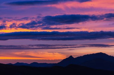 Dağlarda manzaralı günbatımı. Güzel doğal arkaplan.