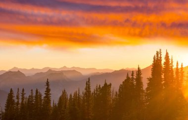 Dağlarda manzaralı günbatımı. Güzel doğal arkaplan.