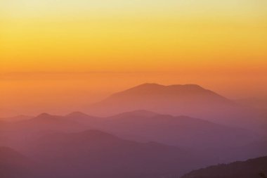 Dağlarda manzaralı günbatımı. Güzel doğal arkaplan.